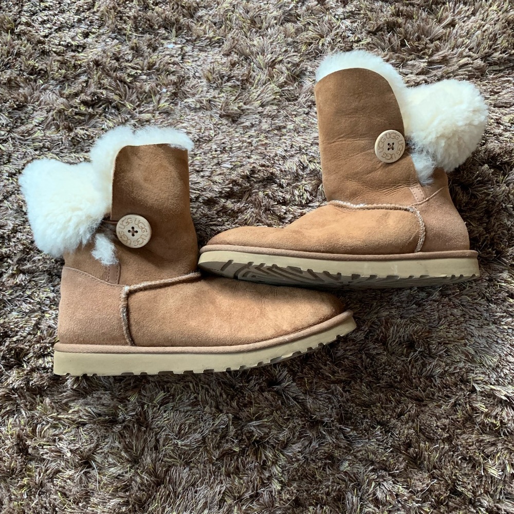 Ugh bailey button chestnut size 7